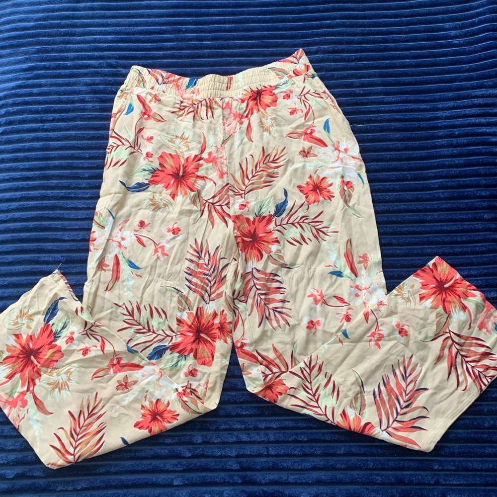 🔥2/$20🔥 NWT lightweight floral ankle pants. Forever 21